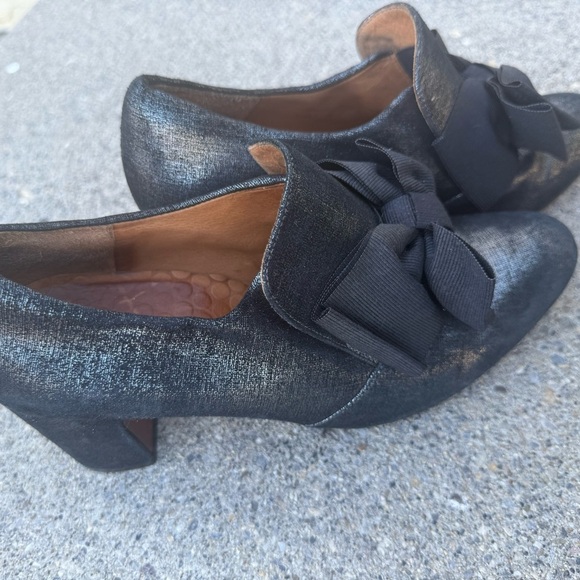 Chie Mihara size 9.5 excellent near new Shimmering Black gold undertones w/ Bows - Picture 9 of 16